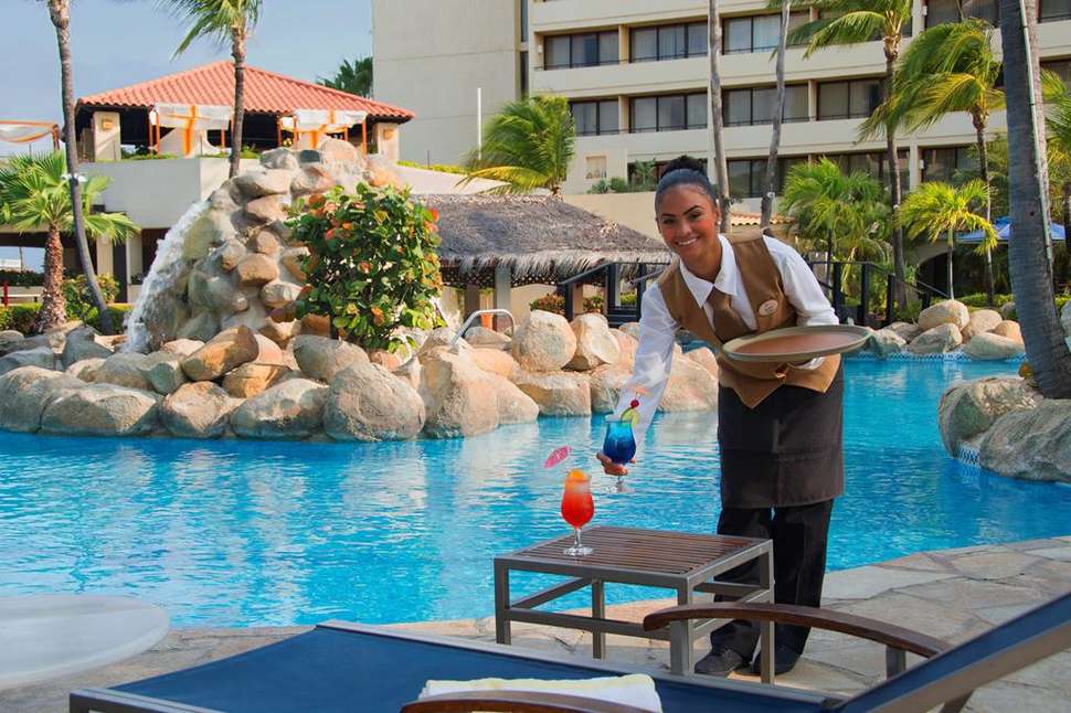 Een foto van het zwembad bij Barcelo Aruba