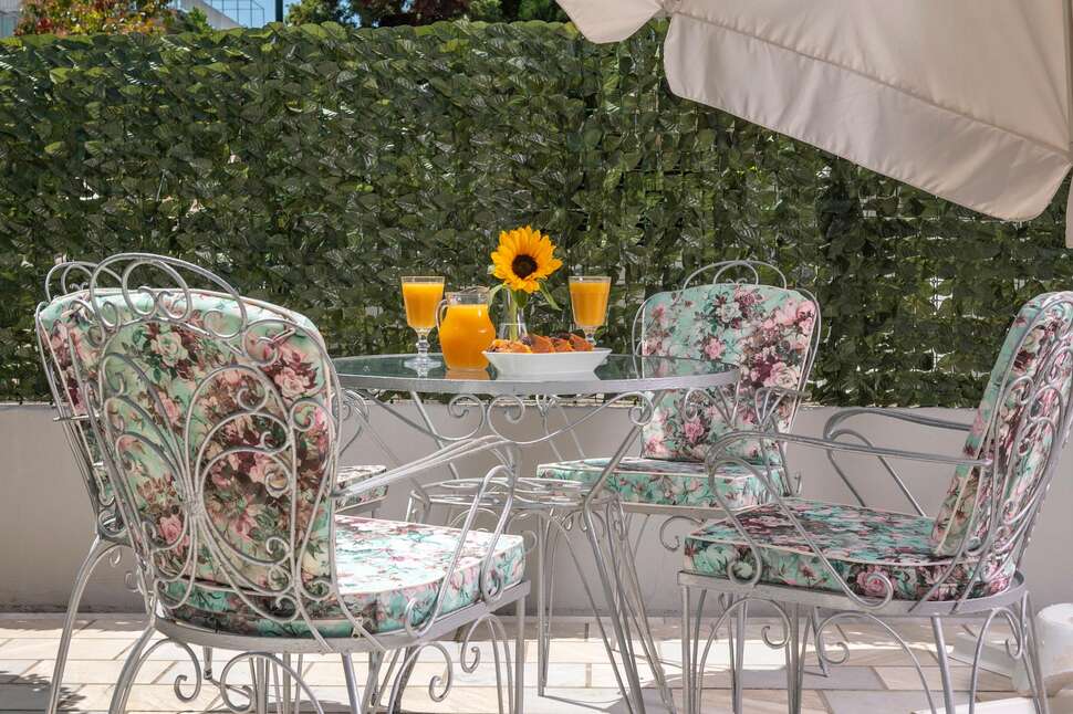 Een foto van het terras bij Ouzas Luxury Hotel