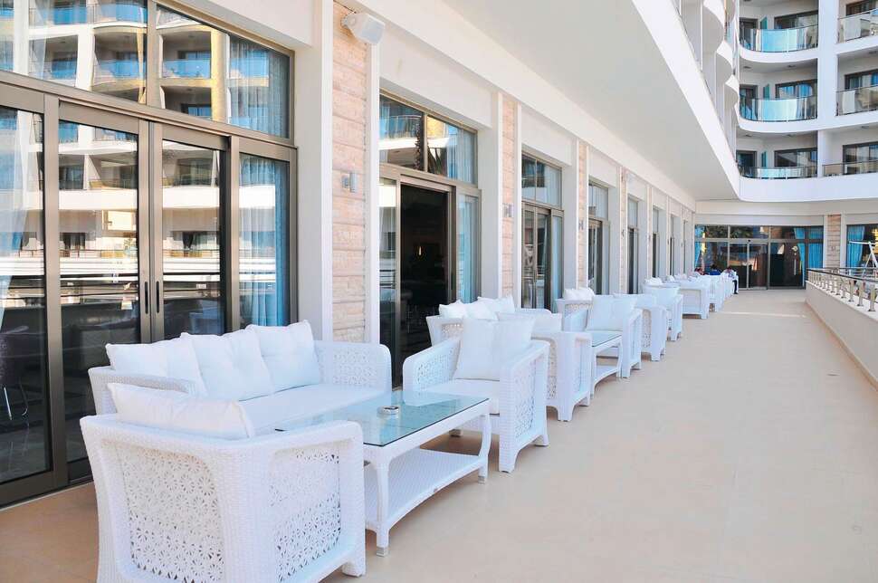 Ein Foto von der Terrasse im Hotel Golden Rock Beach