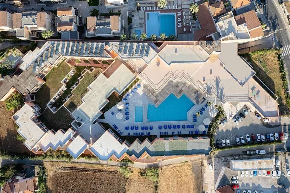 Een foto van het zwembad bij Rethymno Village
