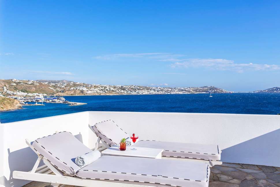 Een foto van het terras bij Mykonos Princess Hotel