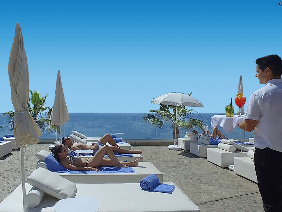 Een foto van het terras bij Playacalida Hotel
