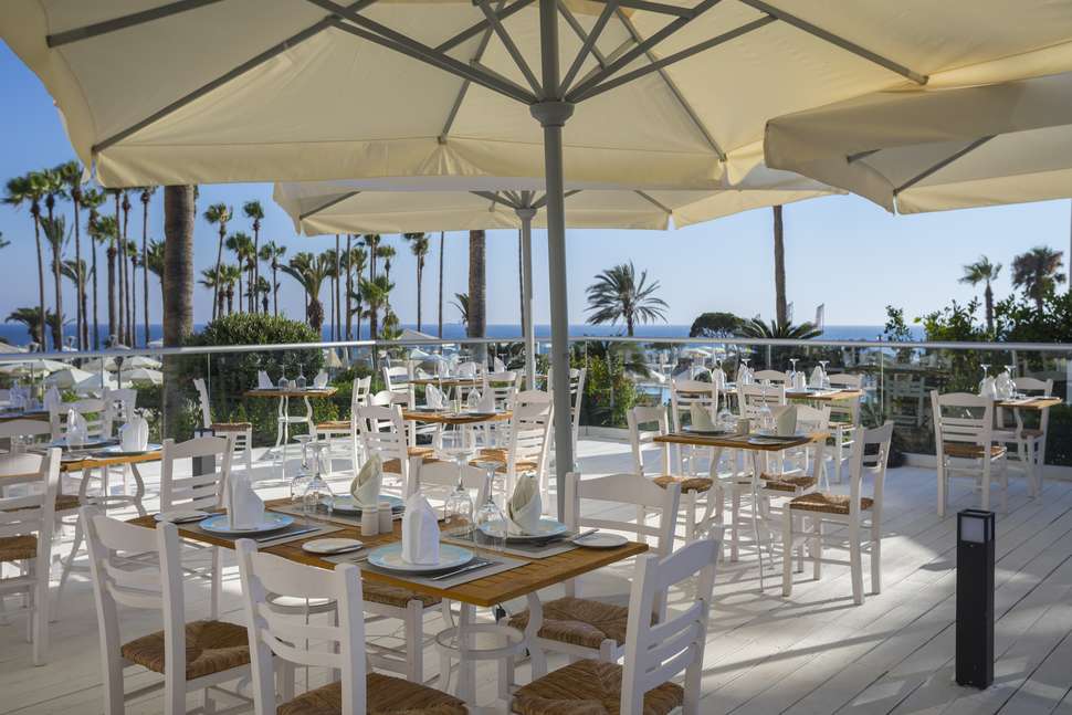 Een foto van het terras bij Leonardo Plaza Cypria Maris Beach Hotel & Spa