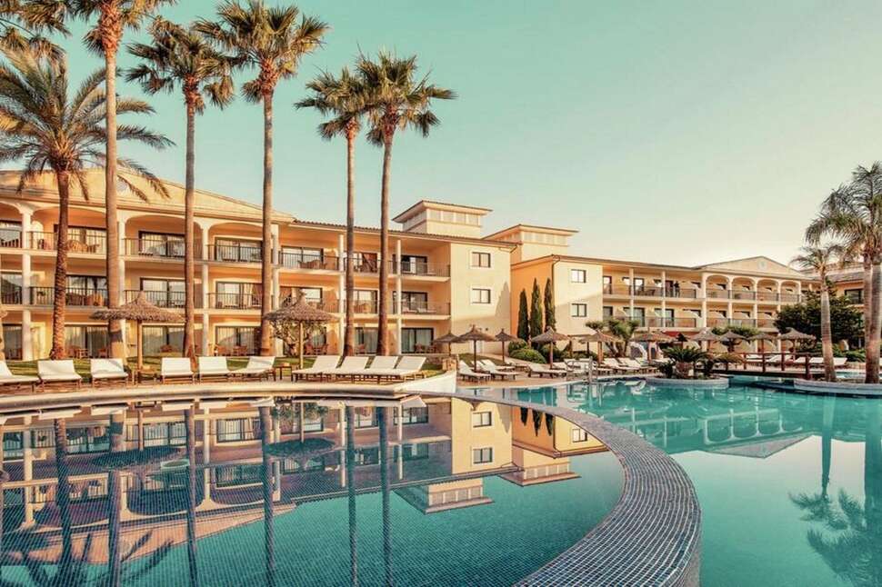 Een foto van het zwembad bij CM Mallorca Palace