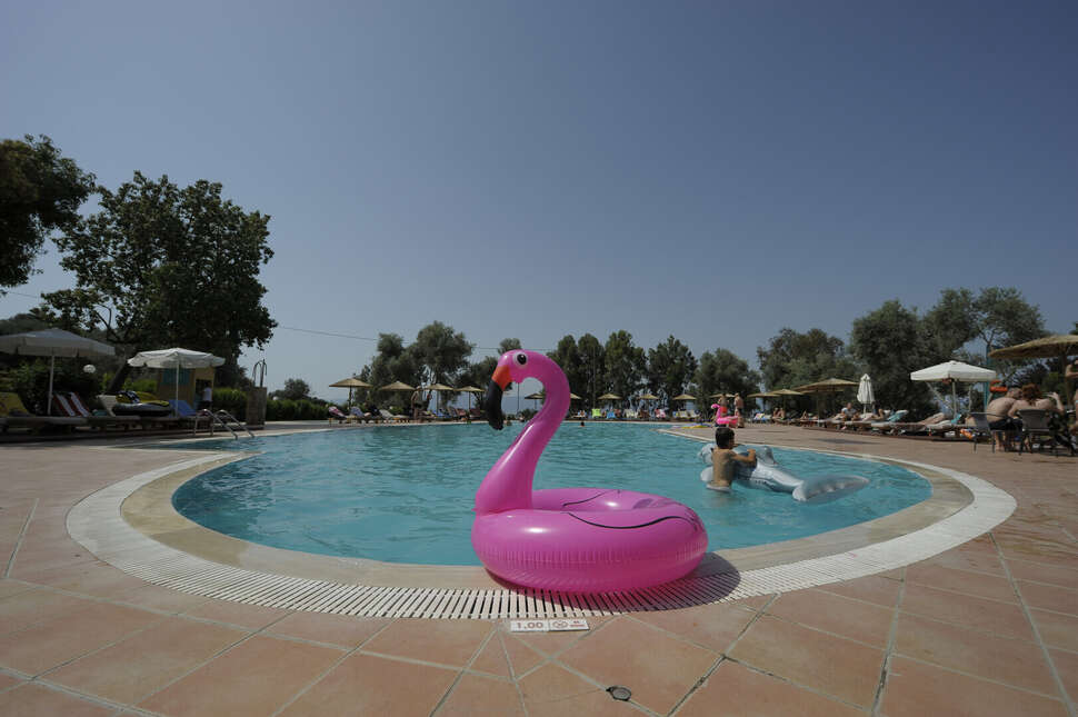 Een foto van het zwembad bij Evia Riviera Resort
