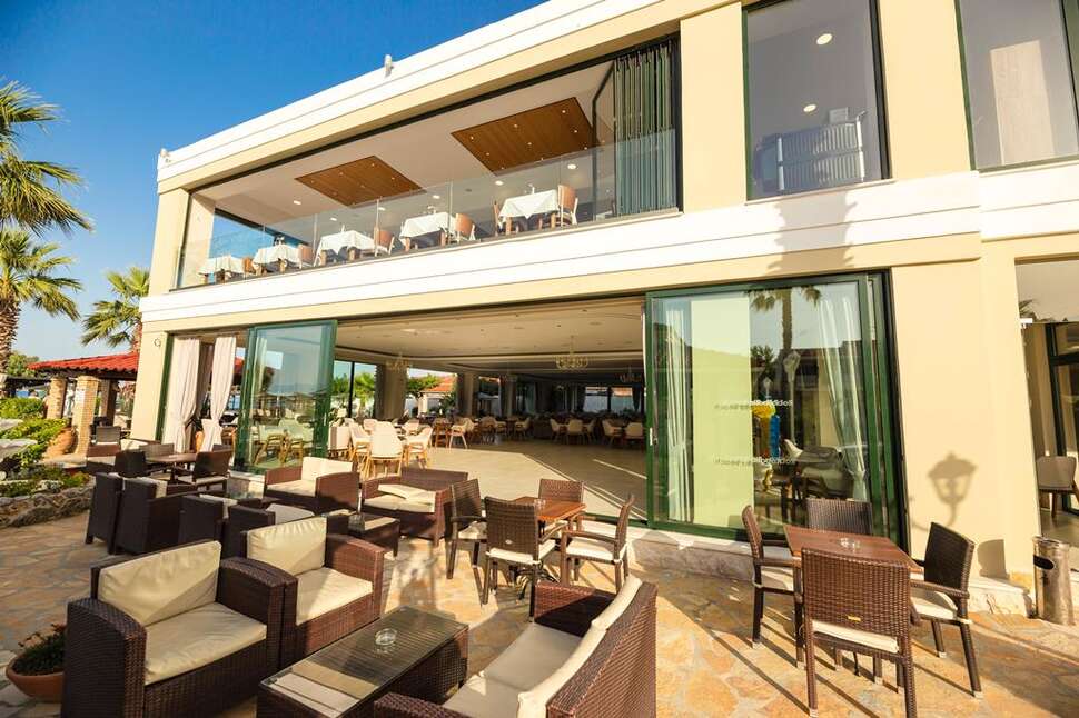 Een foto van het terras bij Aparthotel Robolla Beach