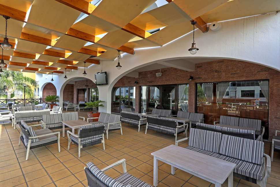 Een foto van het terras bij Paladim & Alagoa Mar Hotels
