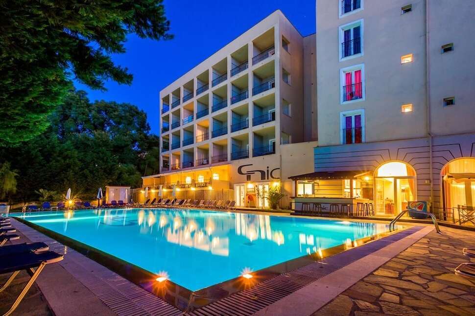 Een foto van het zwembad bij Corfu Hellinis Hotel
