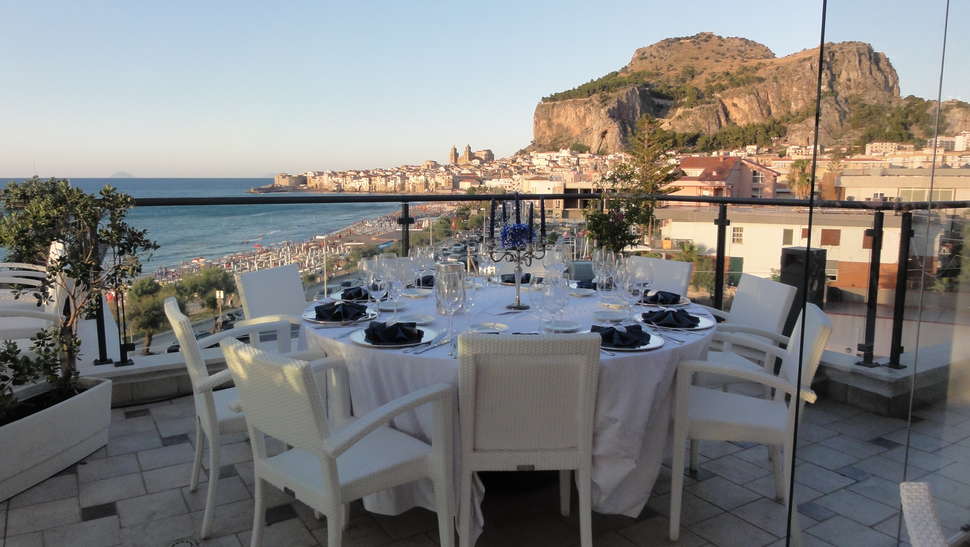 Ein Foto von der Terrasse im Cefalu Sea Palace