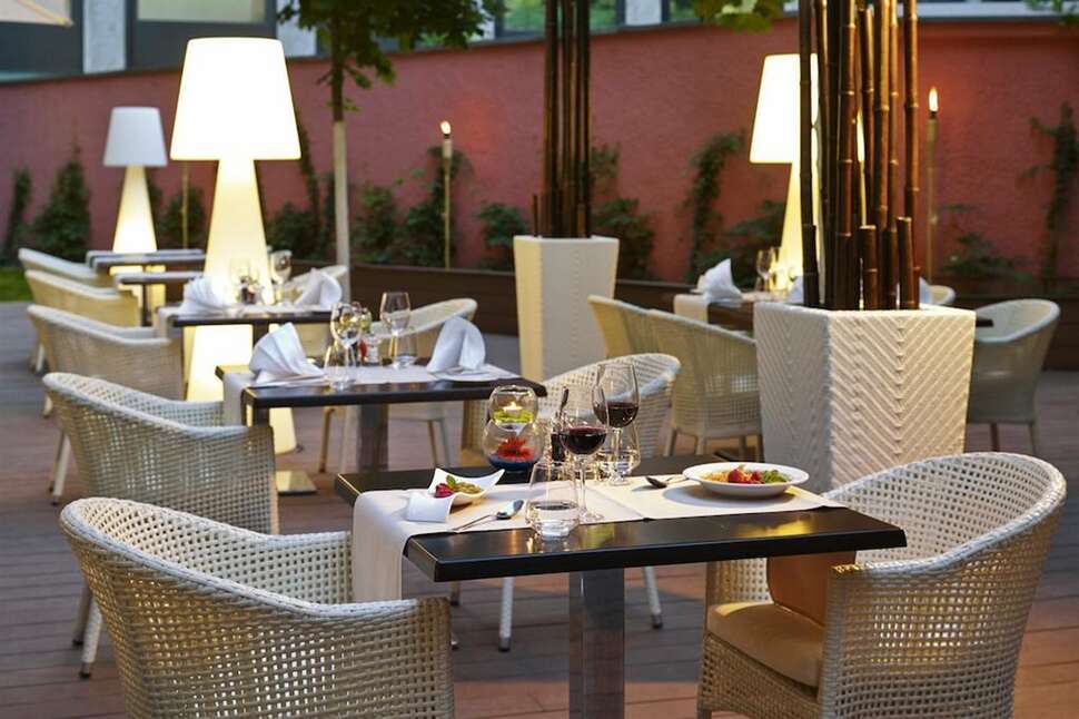 Een foto van het terras bij H10 Berlin Ku'damm