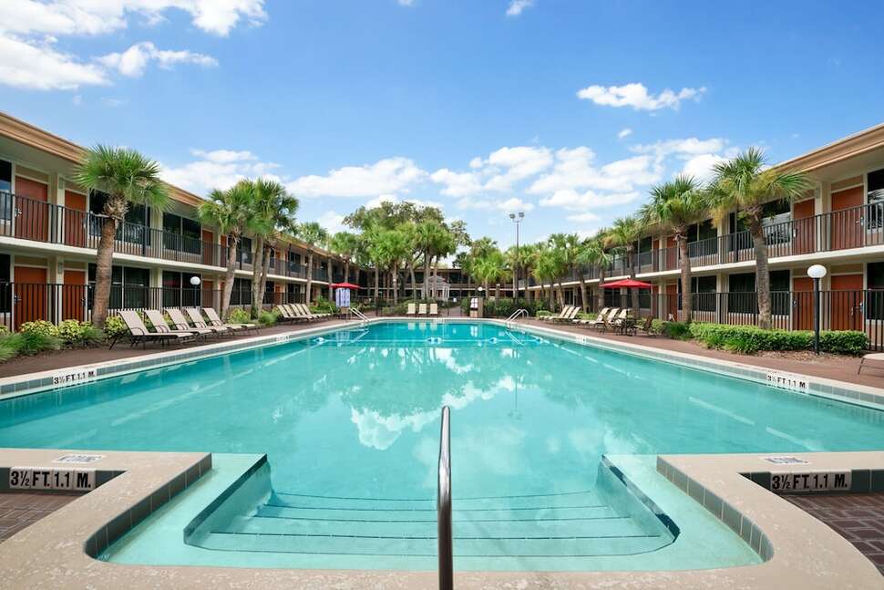 Ein Foto Ramada by Wyndham Kissimmee Gateway