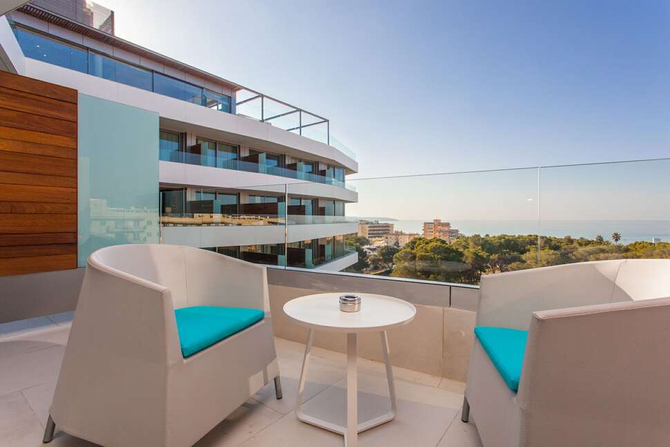 Een foto van het terras bij Iberostar Selection Llaut Palma