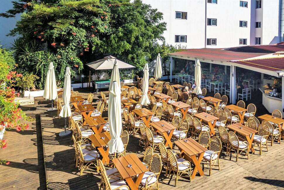 Een foto van het terras bij Sergios Hotel