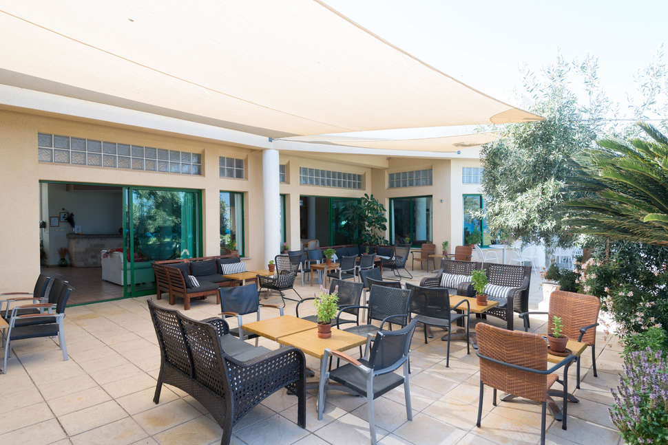 Een foto van het terras bij Natura Beach Hotel & Villas