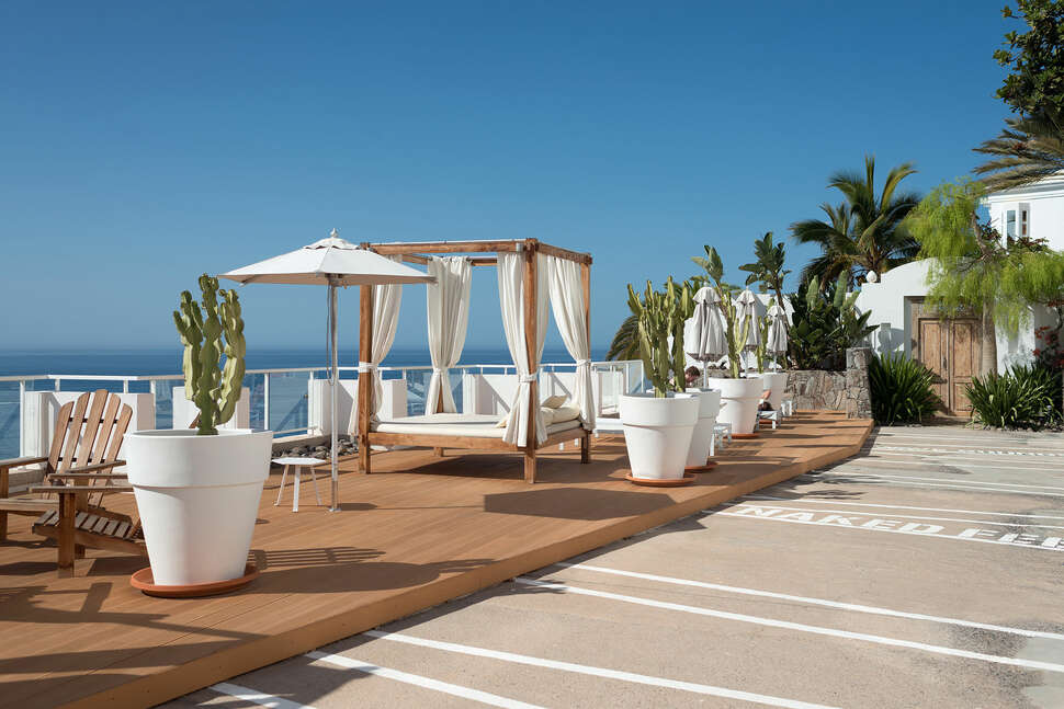 Een foto van het terras bij Hotel Marina Suites