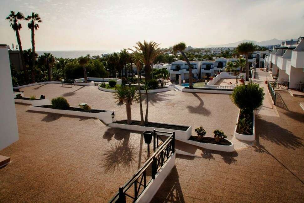 Een foto van het terras bij San Marcial Appartementen