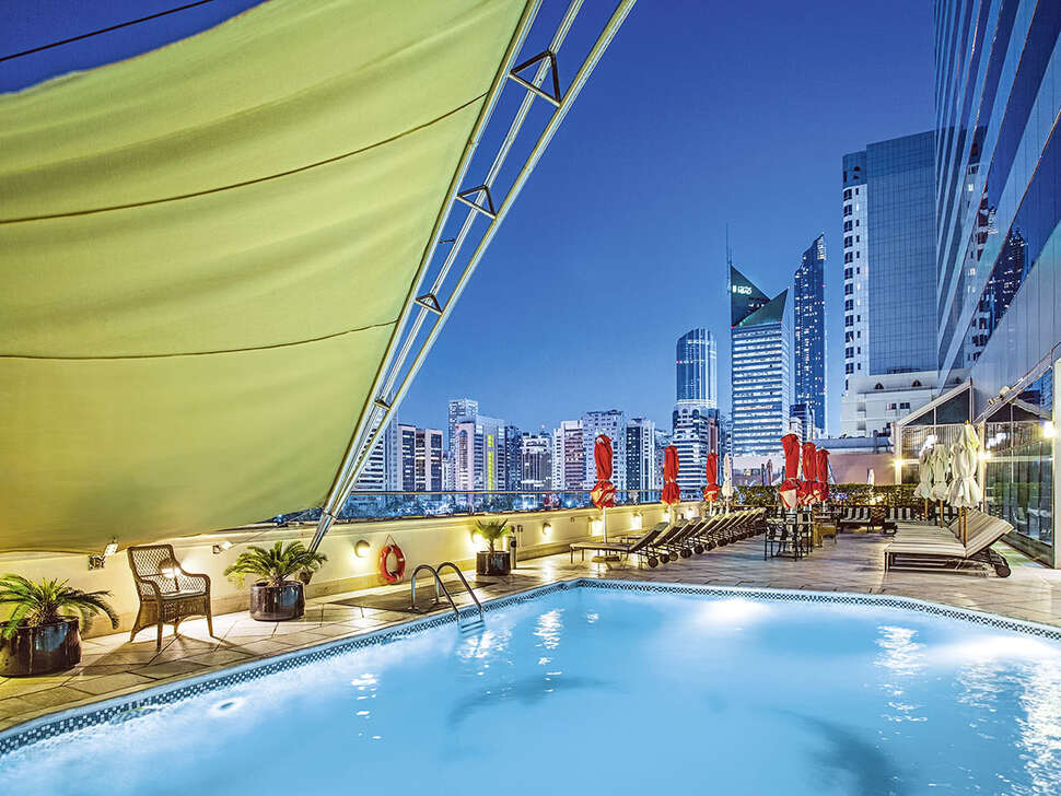 Een foto van het zwembad bij Corniche Hotel Abu Dhabi