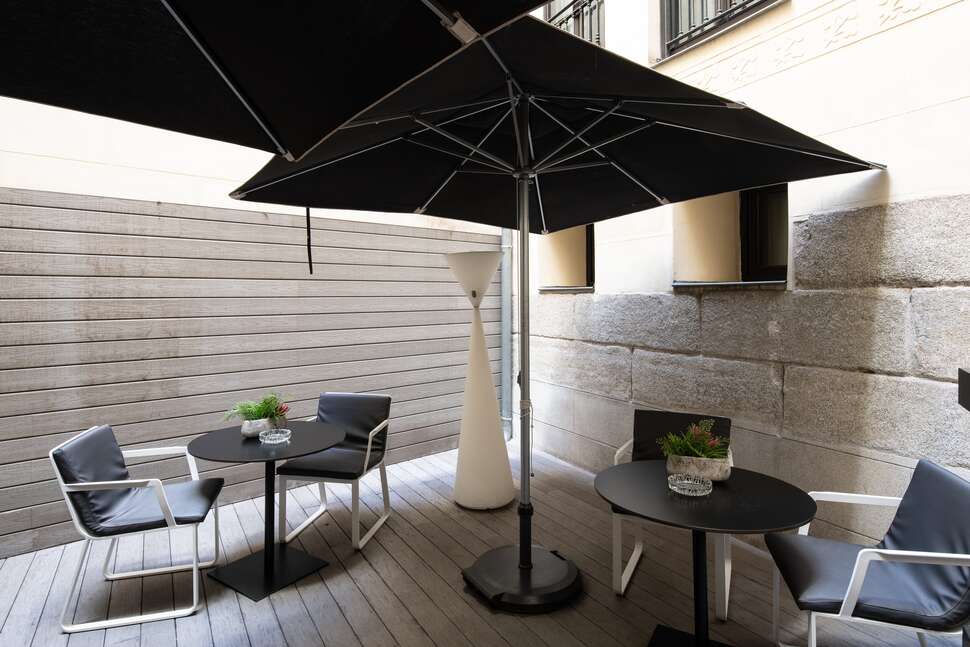 Een foto van het terras bij Catalonia Las Cortes