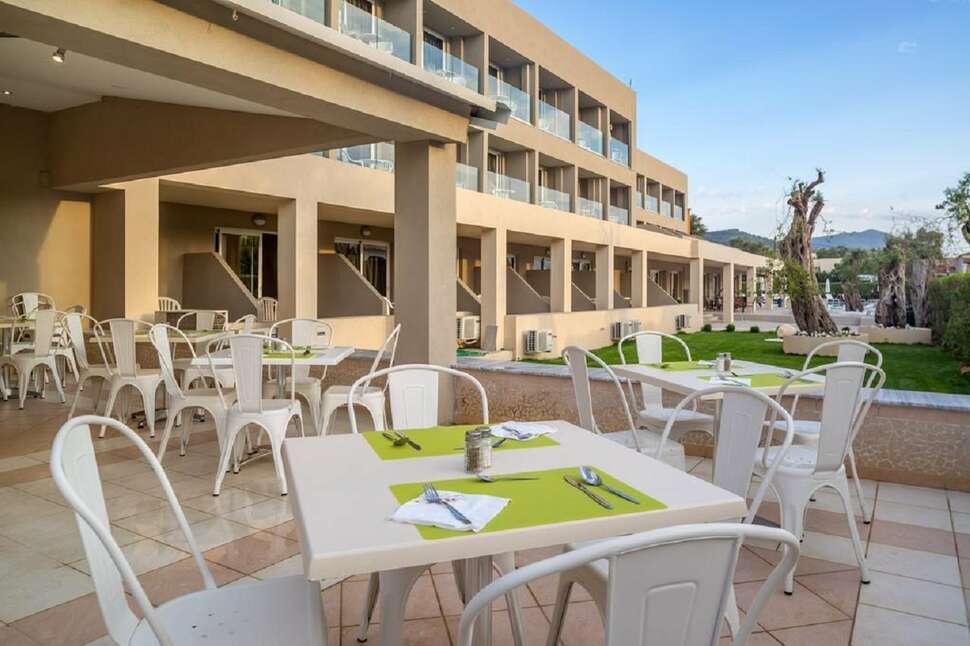Een foto van het terras bij Cnic Gemini Hotel