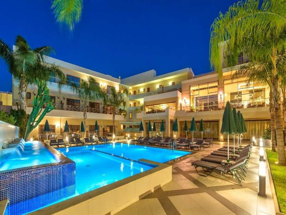 Een foto van het zwembad bij Porto Platanias Beach Resort & Spa