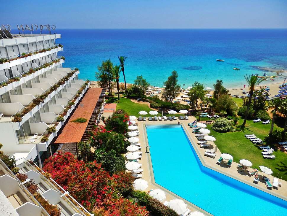 Een foto van het zwembad bij Grecian Sands Hotel