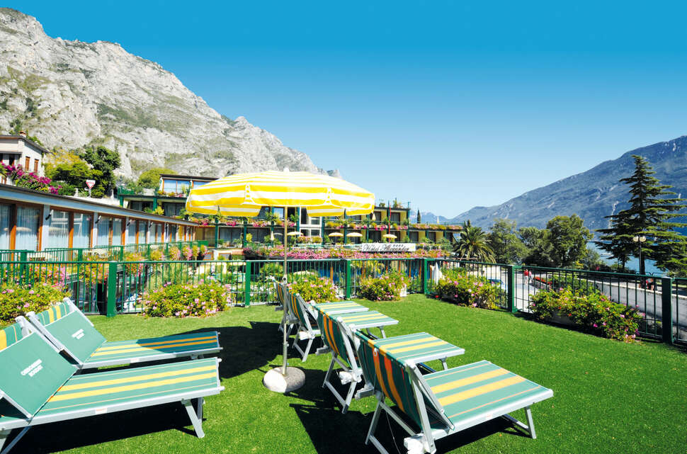 Een foto van het terras bij Hotel Alexander