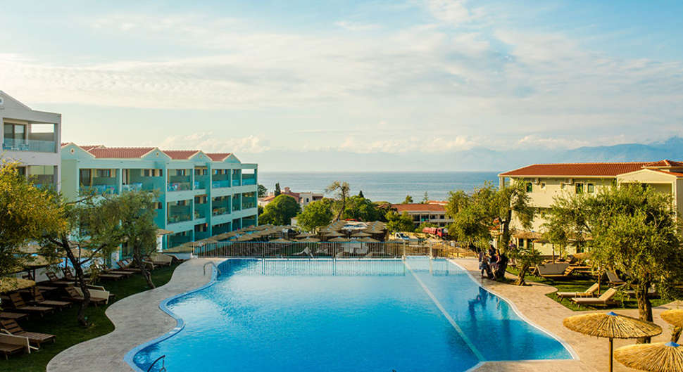 Een foto van het zwembad bij Aparthotel Robolla Beach