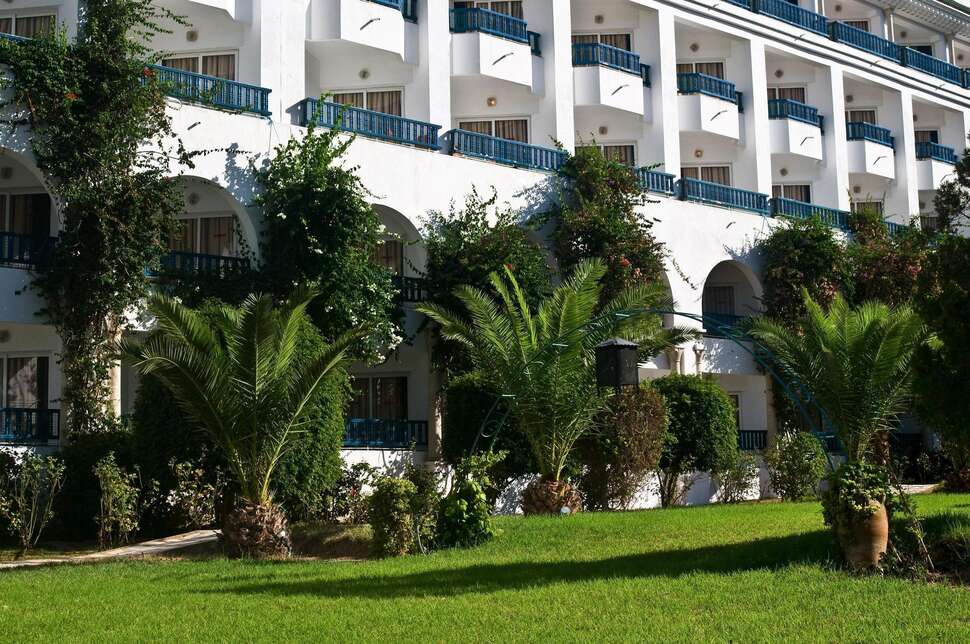 Een foto van het terras bij Riviera Resort