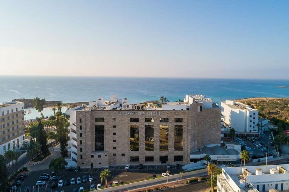 Een foto van de buitenkant van Adams Beach Hotel
