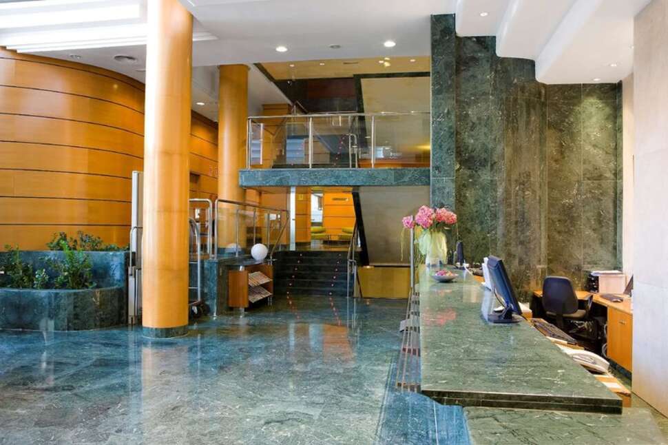 Een foto van het interieur van NH Valencia Center