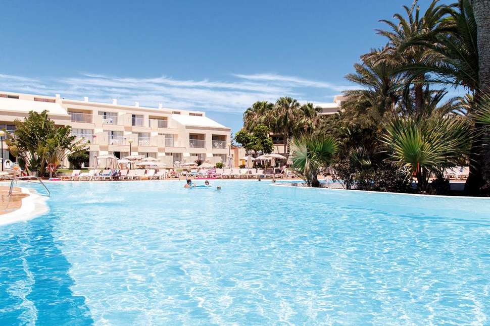 Een foto van het zwembad bij Riu Oliva Beach Resort