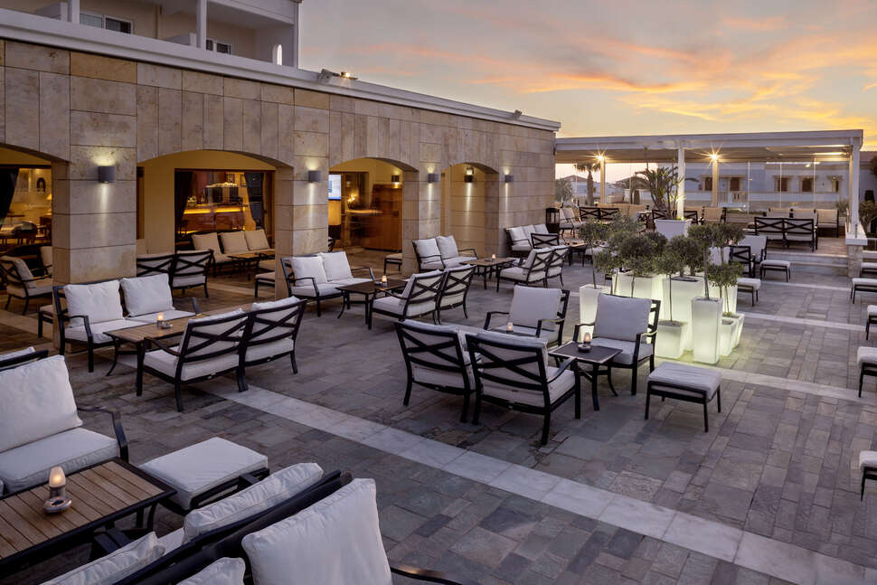 Een foto van het terras bij Neptune Luxury Resort