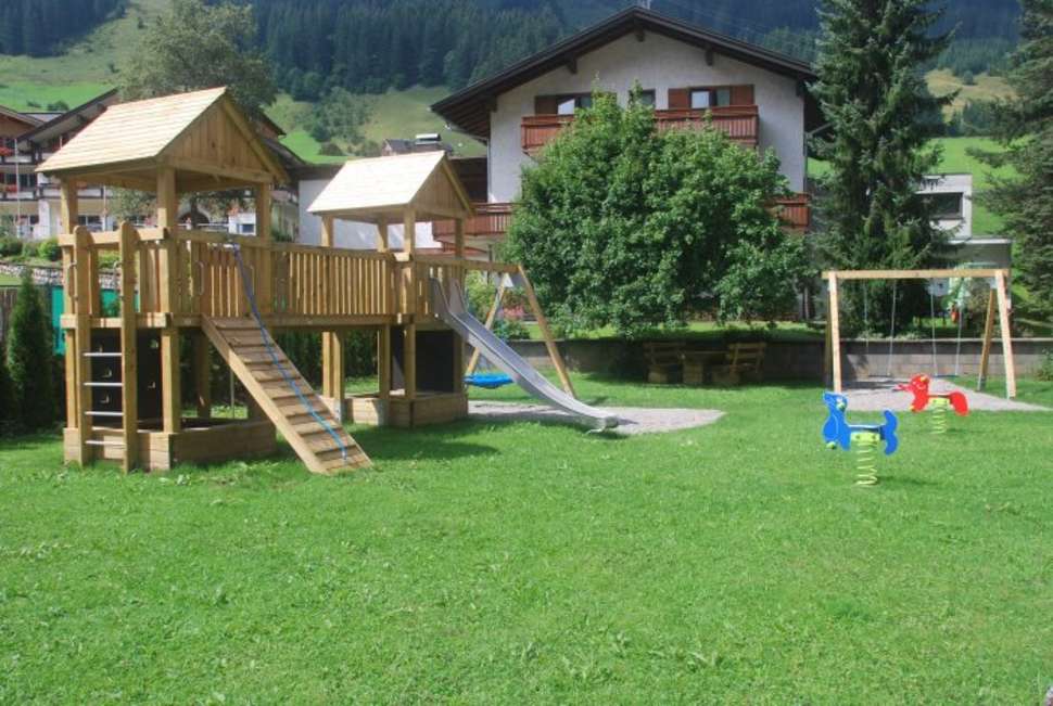 Een foto van de buitenkant van Aparthotel Kleinwalsertal