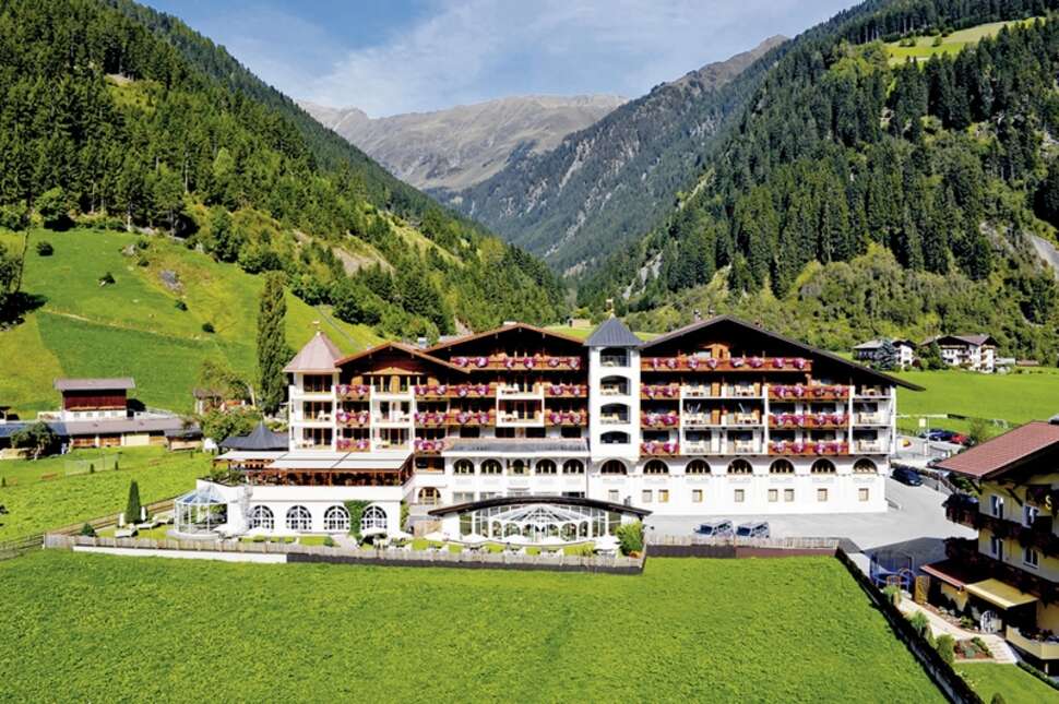 Een foto van de buitenkant van Hotel Milderer Hof