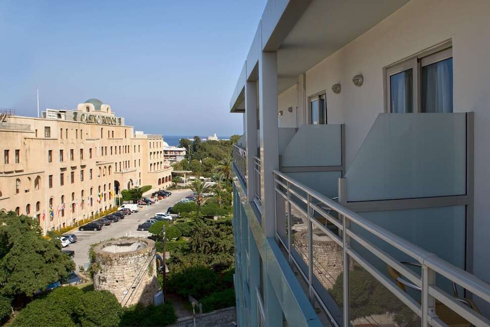 Een foto van de buitenkant van Aquamare City & Beach Hotel