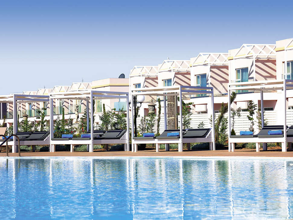 Een foto van het zwembad bij Sandy Beach & Villas