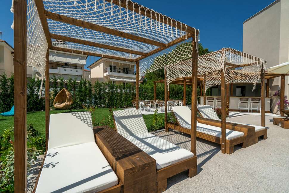 Een foto van het terras bij Mirablue Deluxe Residences