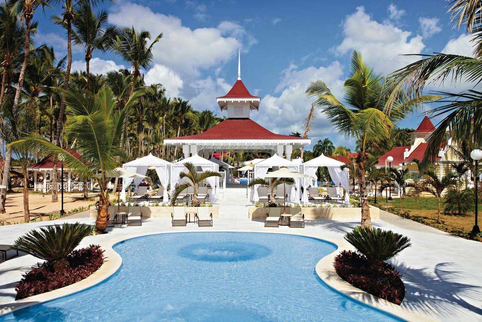 Een foto van het zwembad bij Luxury Bahia Principe Bouganville