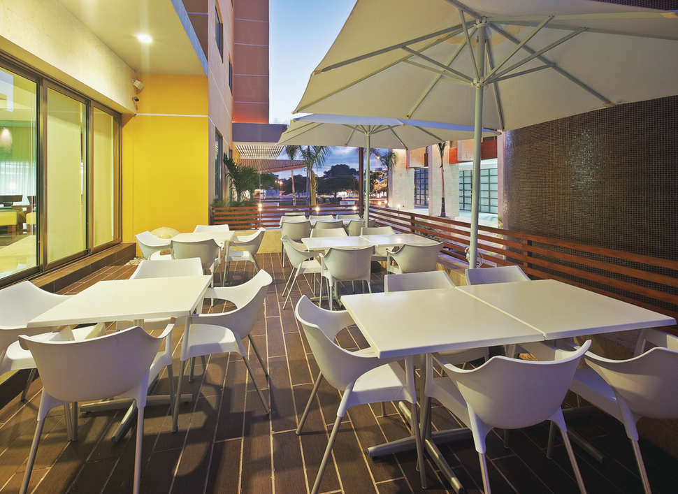 Een foto van het terras bij La Quinta Inn & Suites Cancun