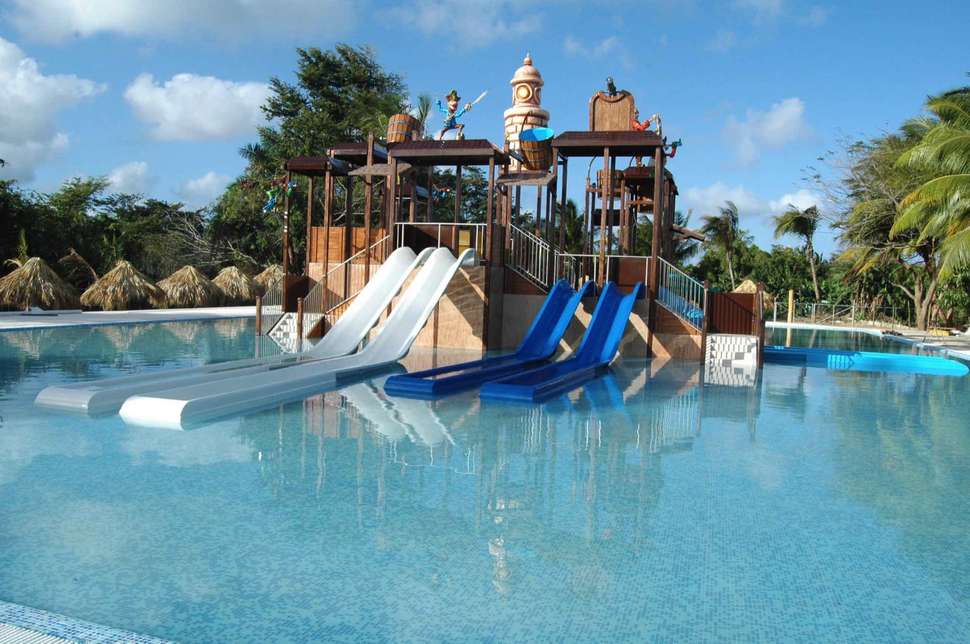 Een foto van het zwembad bij Grand Sirenis Punta Cana Resort