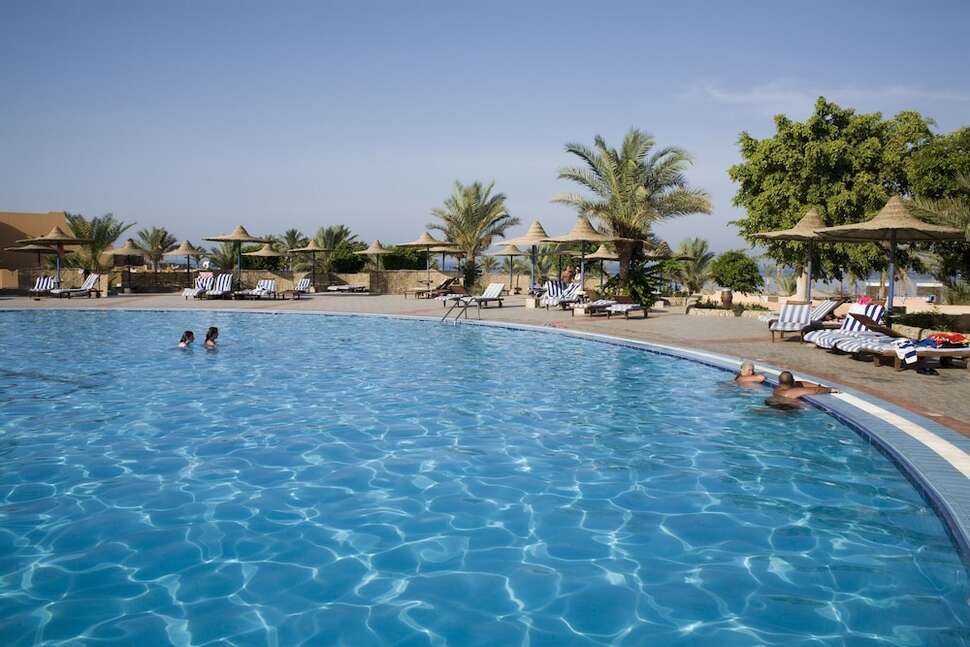 Een foto van het zwembad bij Elphistone Resort