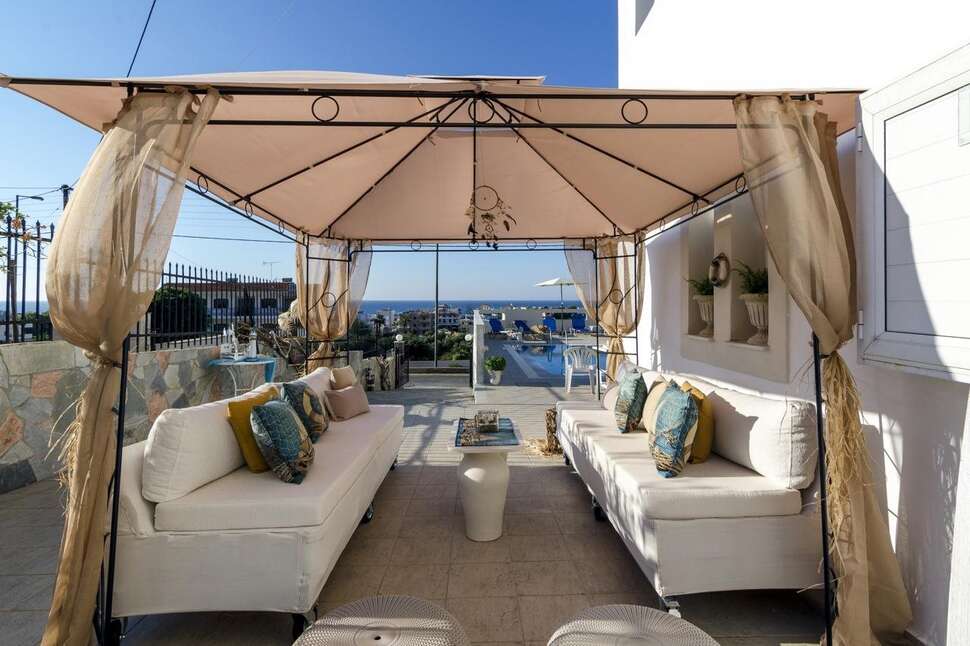Een foto van het terras bij Aglaia Appartementen