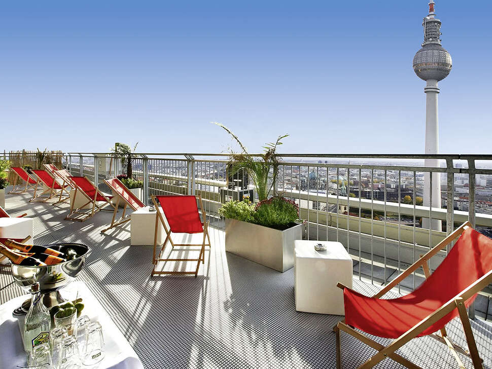 Een foto van het terras bij Park Inn by Radisson Alexanderplatz
