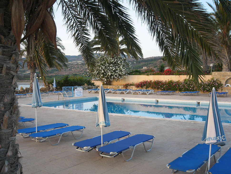 Een foto van het zwembad bij Vrachia Beach Hotel & Suites