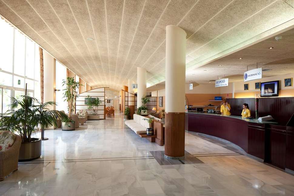 Een foto van het interieur van H-Top Platja Park