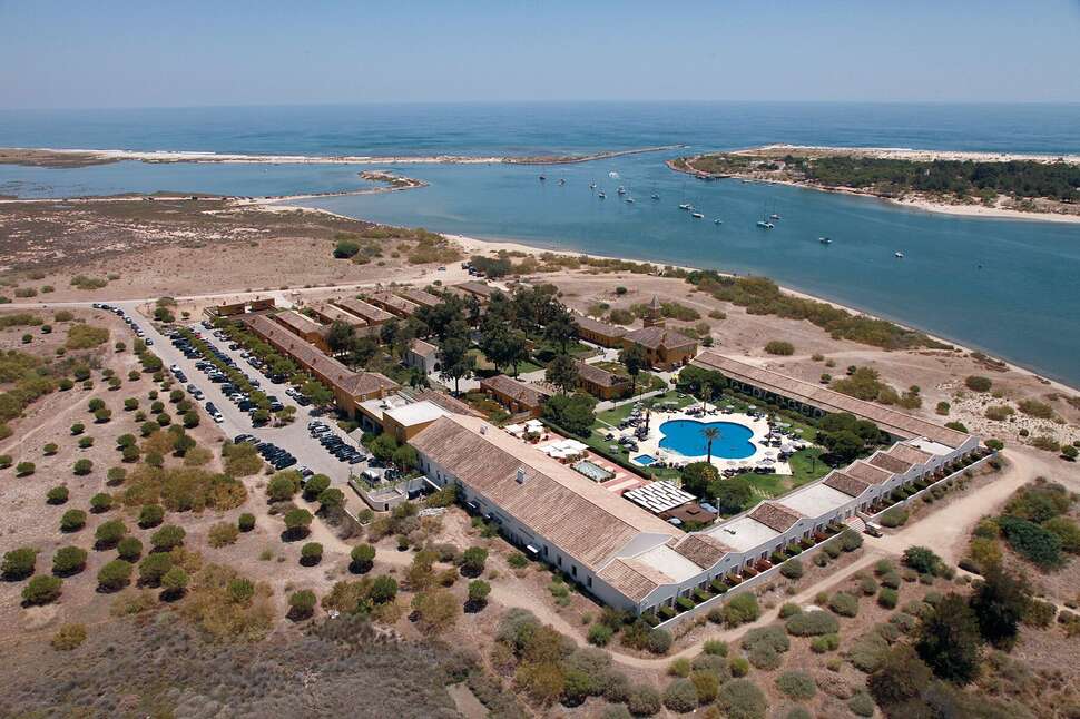 Ein Foto von der Außenansicht des Vila Gale Albacora