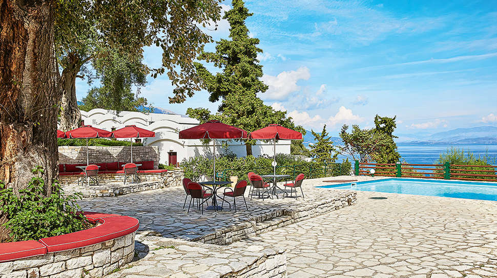 Een foto van het terras bij Grecotel Lux Me Daphnila Bay