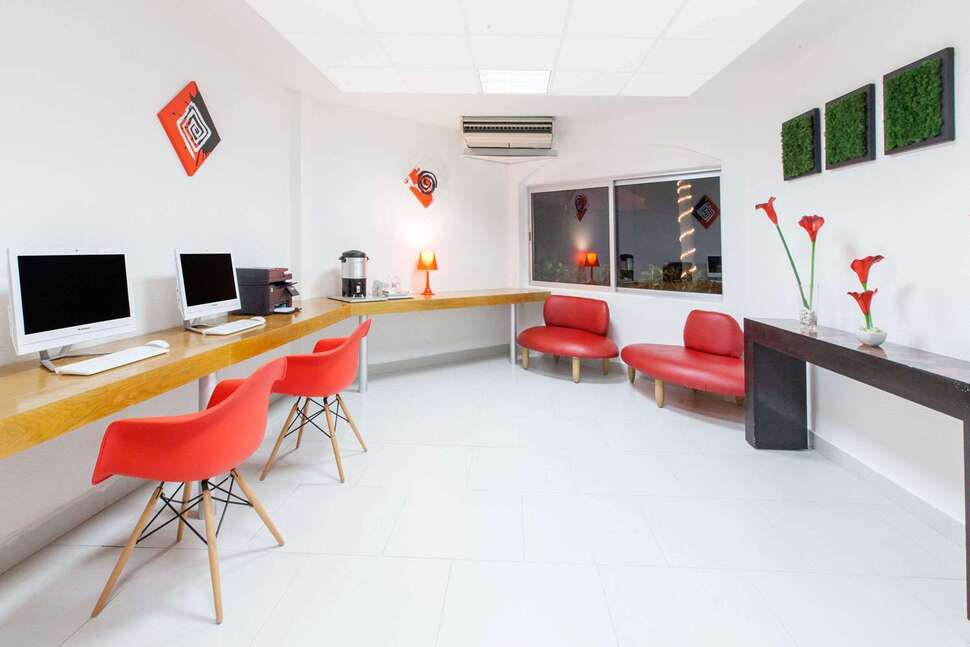 Een foto van het interieur van Hotel Adhara Express