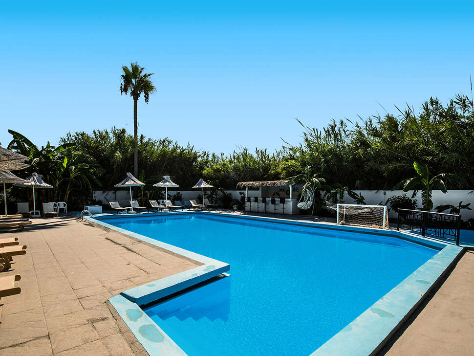 Ein Foto vom Pool im Costa Angela Seaside Resort
