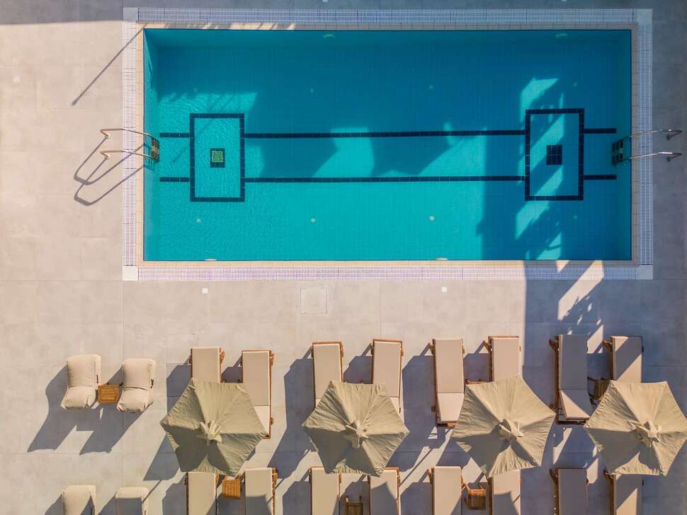 Een foto van het zwembad bij Nicolas Grand Suites